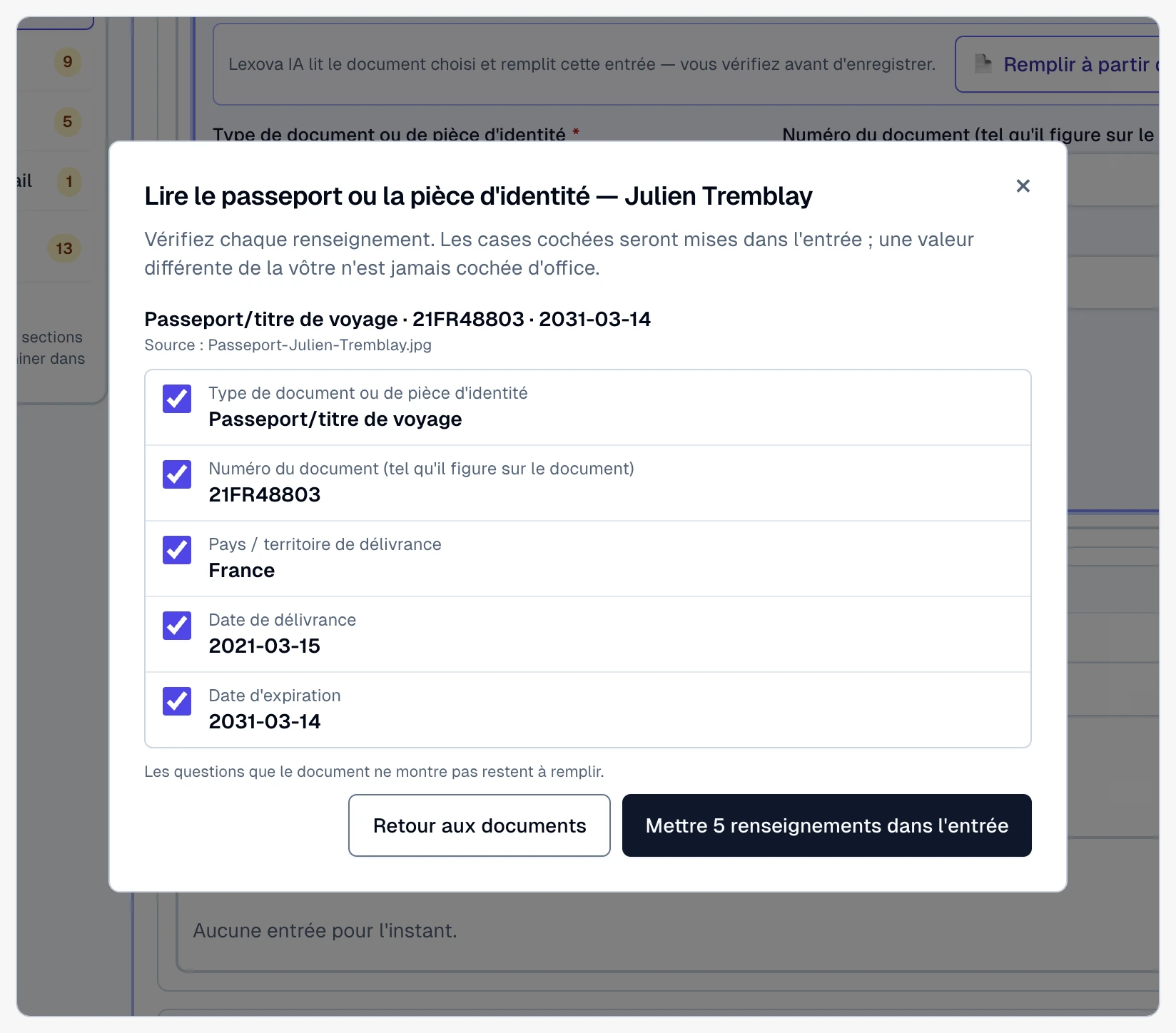 Une nouvelle entrée de pièce d'identité pour Julien Tremblay, remplie à partir d'une photo de son passeport : une ligne par renseignement — type de document, numéro, pays de délivrance, date de délivrance, date d'expiration — chacune avec sa case à cocher, et « Mettre 5 renseignements dans l'entrée ».