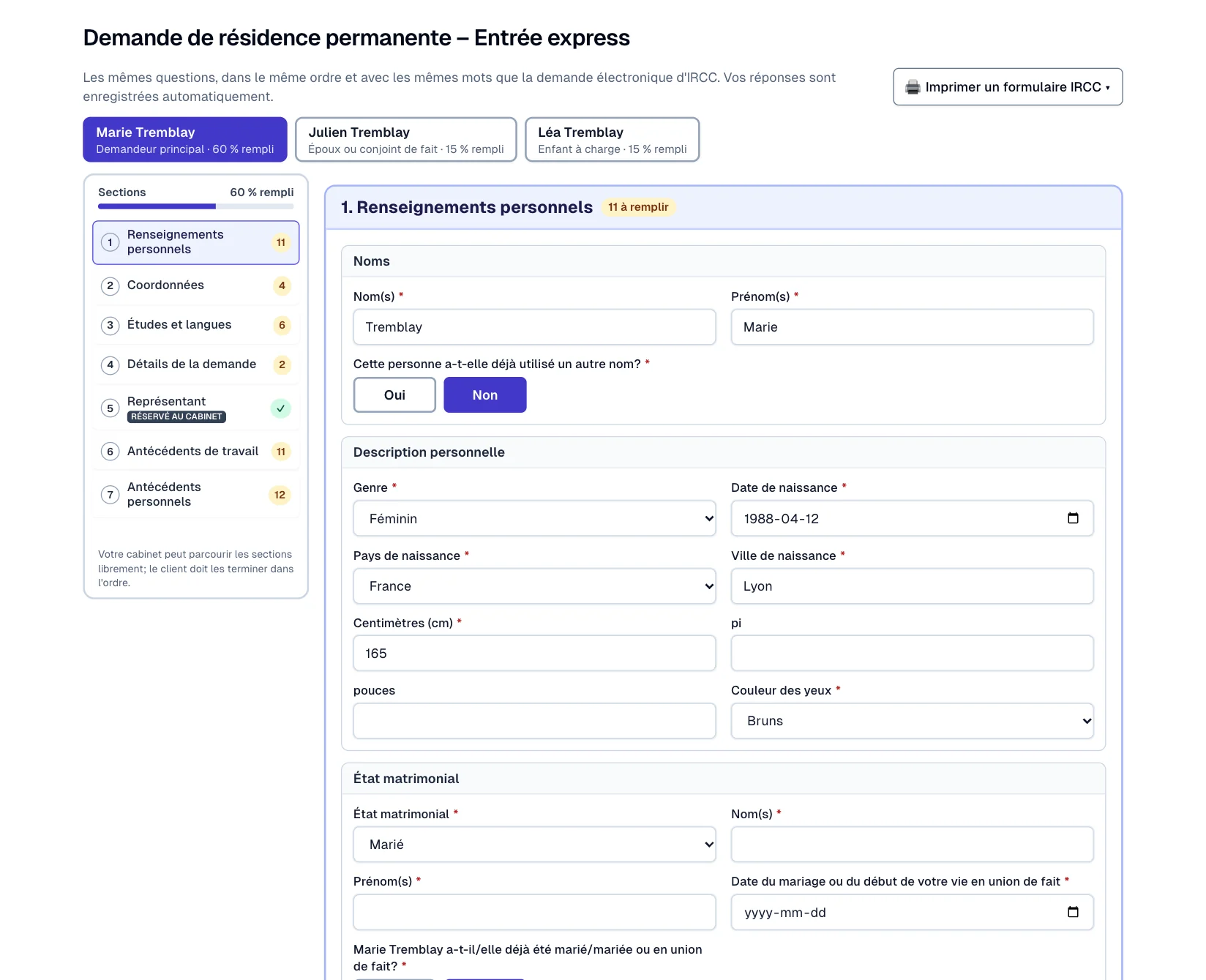 La demande d'Entrée express dans Lexova : un onglet par membre de la famille (Marie, Julien et Léa Tremblay, chacun avec son pourcentage), les sections dans l'ordre d'IRCC — Renseignements personnels, Coordonnées, Études et langues, Détails de la demande, Représentant, Antécédents professionnels, Antécédents personnels — chacune avec son nombre de questions à répondre, et la section Renseignements personnels avec les questions et les listes d'IRCC.